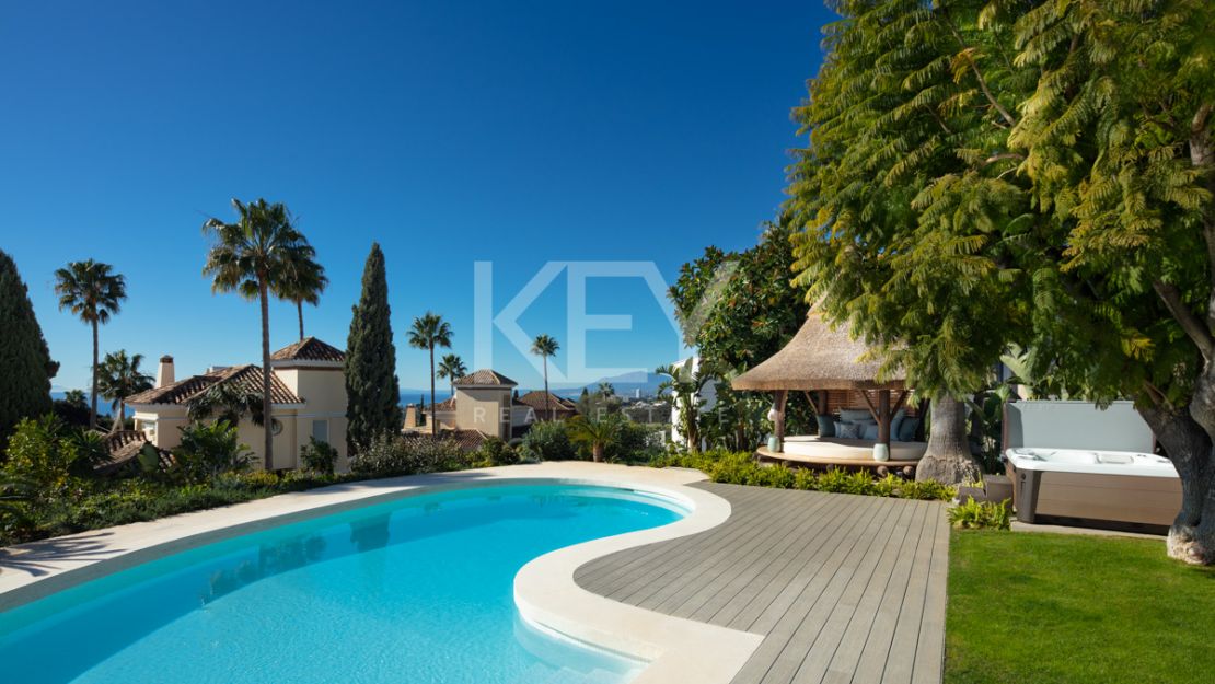 Renovated one-level retreat with tropical garden in El Rosario, Marbella East