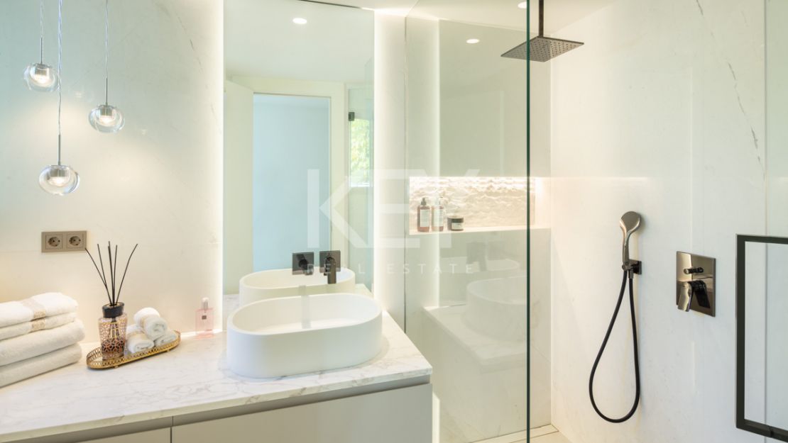 Renovated one-level retreat with tropical garden in El Rosario, Marbella East