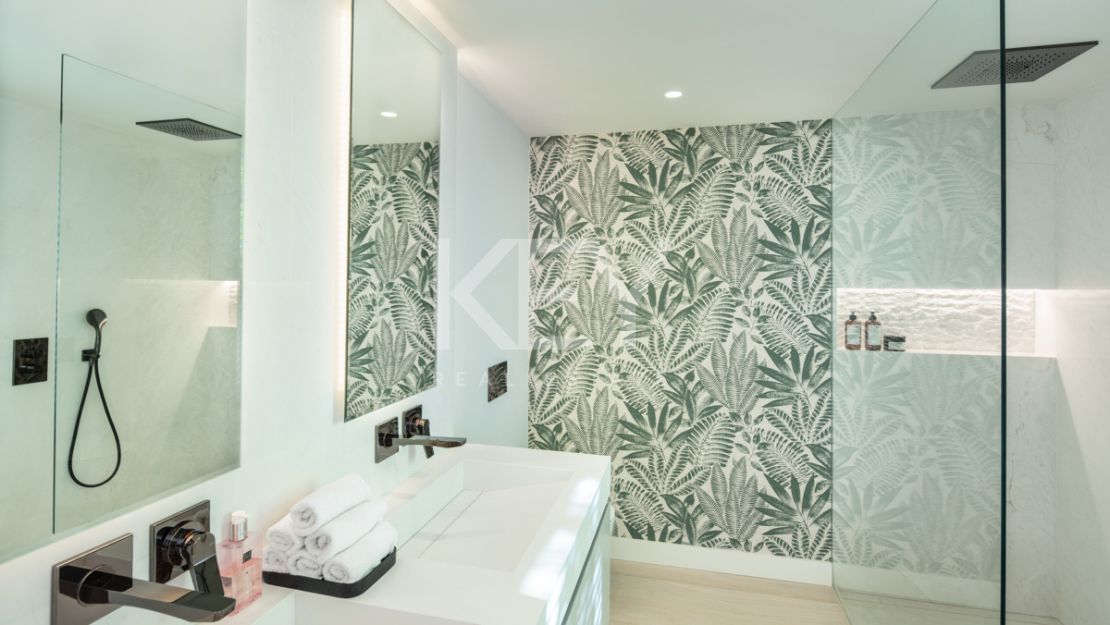 Renovated one-level retreat with tropical garden in El Rosario, Marbella East