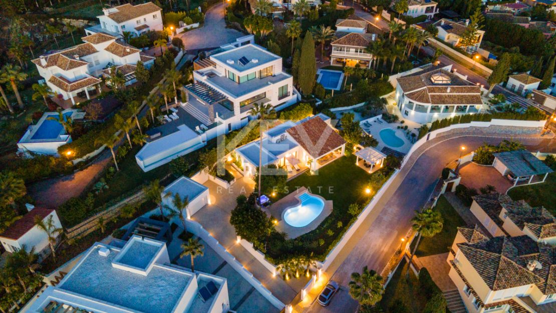 Renovated one-level retreat with tropical garden in El Rosario, Marbella East