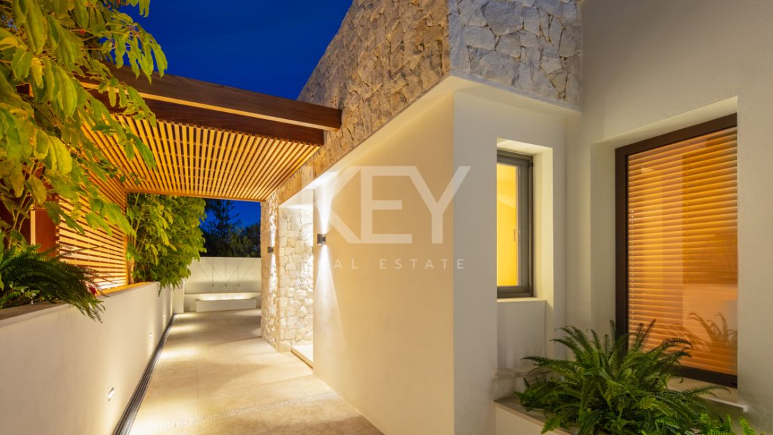 Renovated one-level retreat with tropical garden in El Rosario, Marbella East