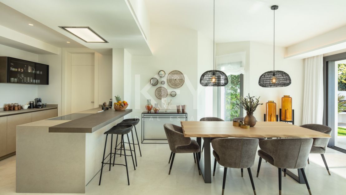 Renovated one-level retreat with tropical garden in El Rosario, Marbella East