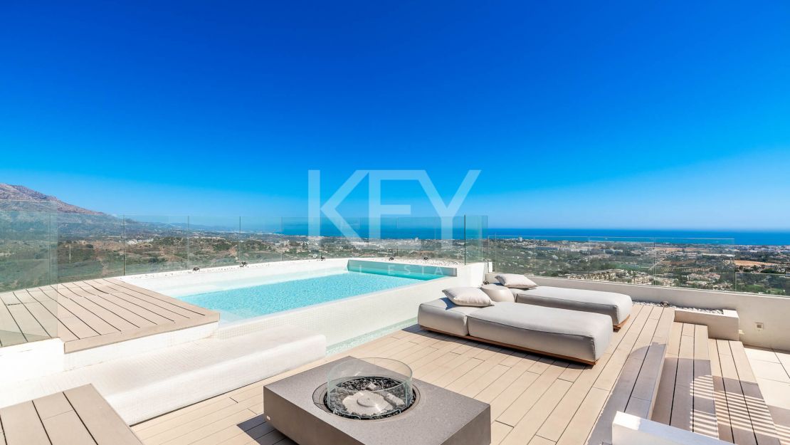 Панорамный пентхаус с частным бассейном и солярием в Ла Кинта, Бенахавис