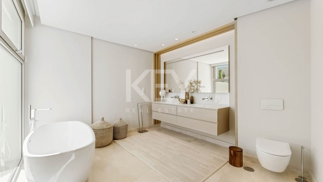 Панорамный пентхаус с частным бассейном и солярием в Ла Кинта, Бенахавис