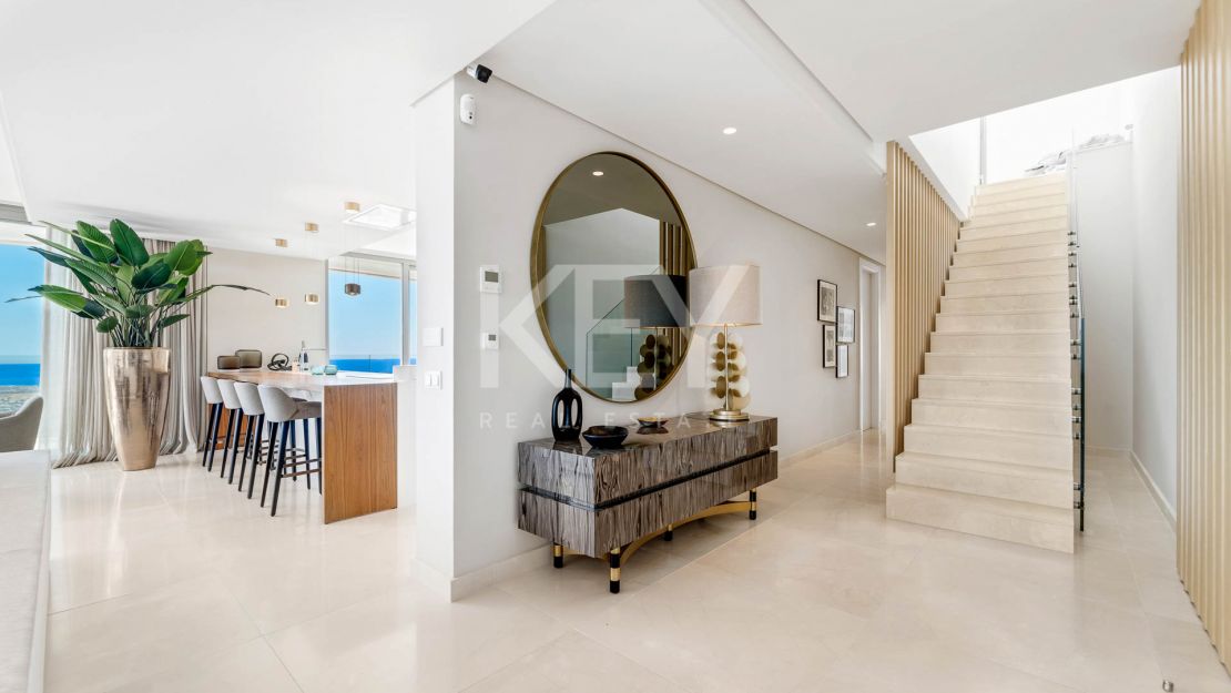 Панорамный пентхаус с частным бассейном и солярием в Ла Кинта, Бенахавис