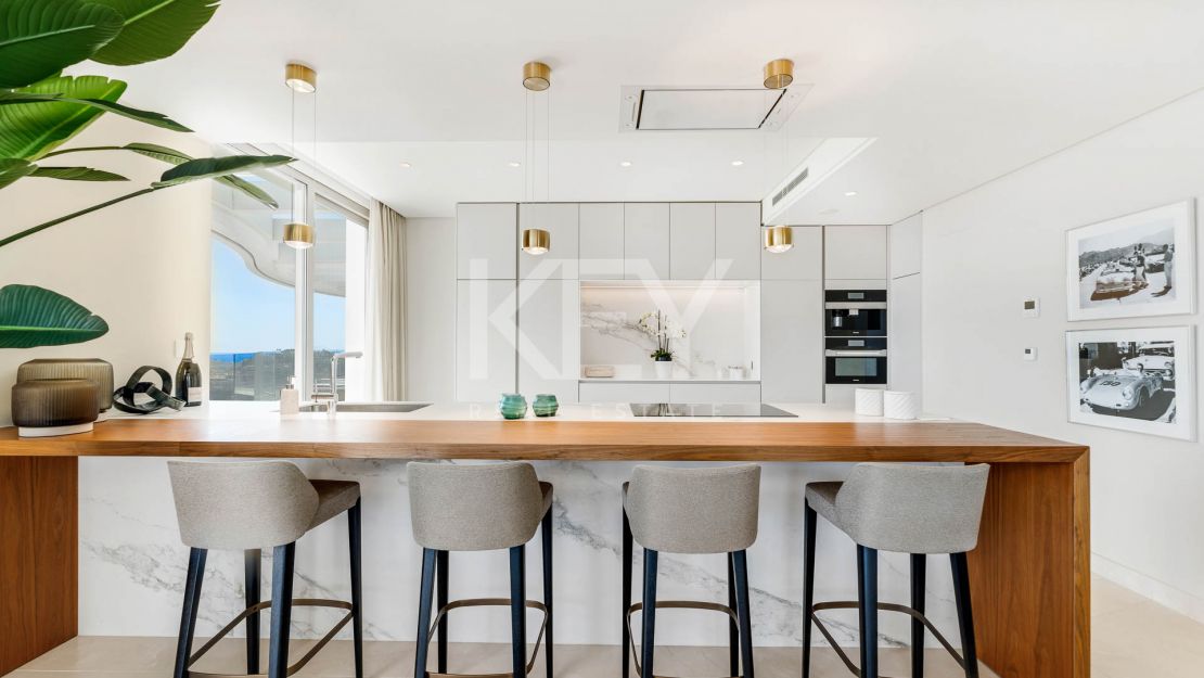 Панорамный пентхаус с частным бассейном и солярием в Ла Кинта, Бенахавис