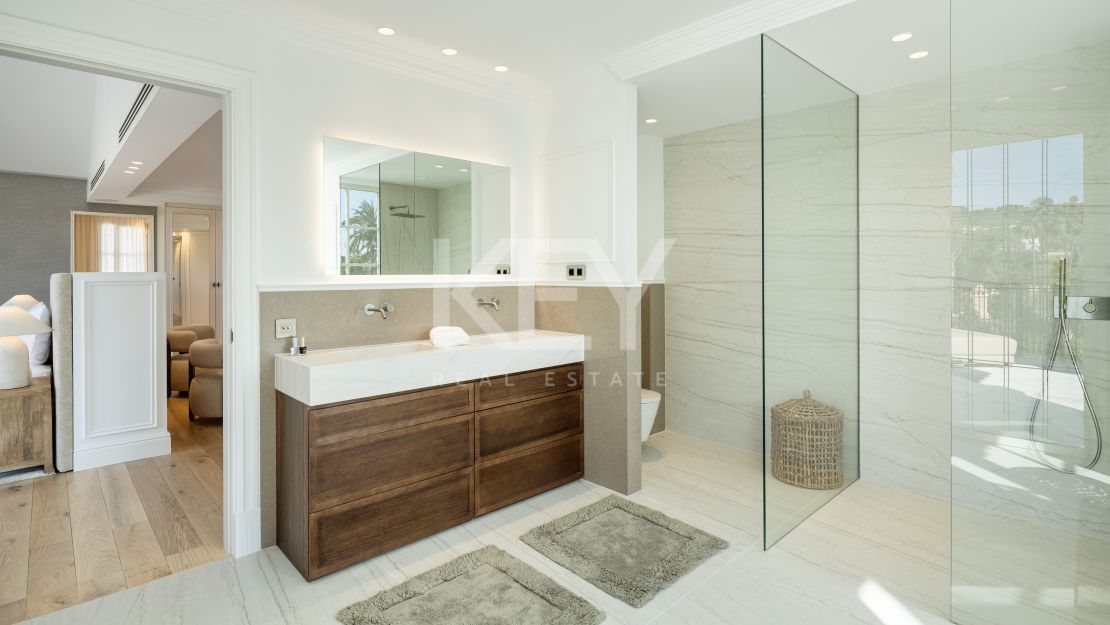 Vida refinada: villa moderna con elegancia atemporal en Nueva Andalucía