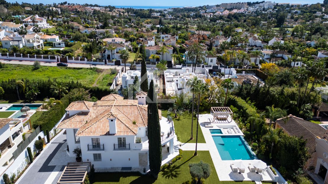 Vida refinada: villa moderna con elegancia atemporal en Nueva Andalucía