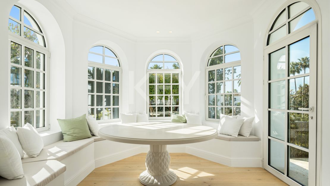 Vida refinada: villa moderna con elegancia atemporal en Nueva Andalucía