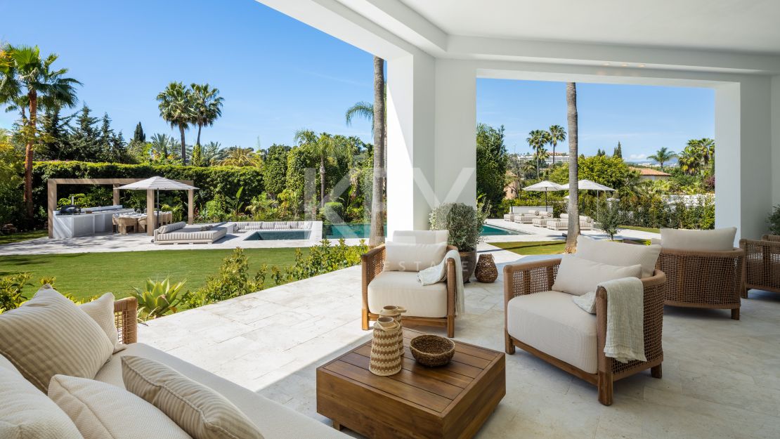 Vida refinada: villa moderna con elegancia atemporal en Nueva Andalucía