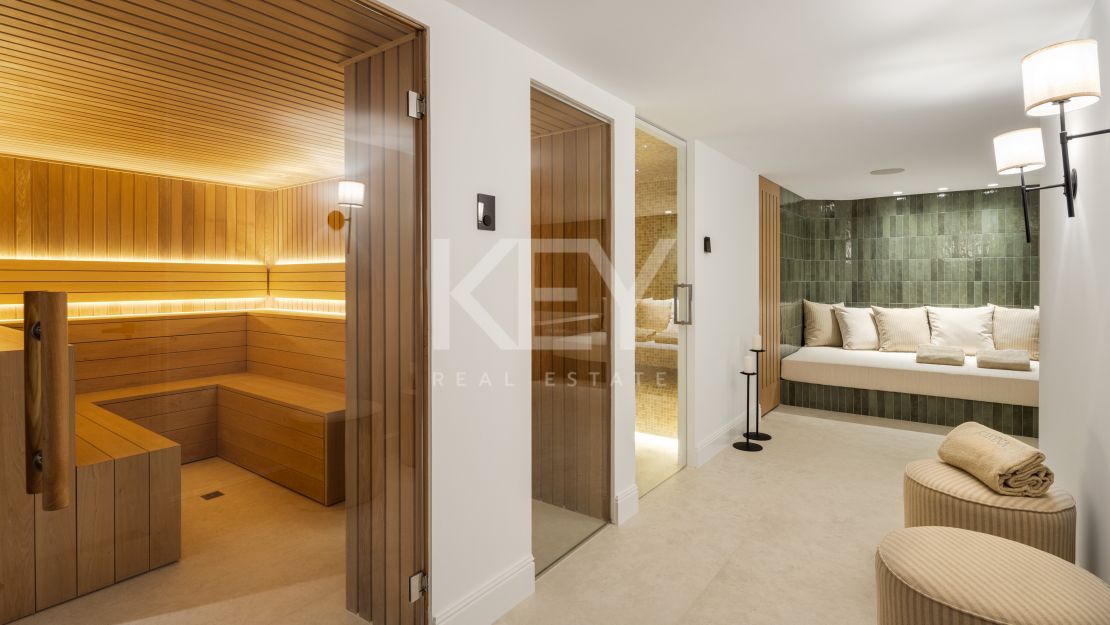 Vida refinada: villa moderna con elegancia atemporal en Nueva Andalucía