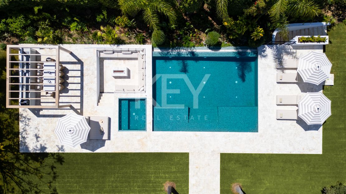 Vida refinada: villa moderna con elegancia atemporal en Nueva Andalucía