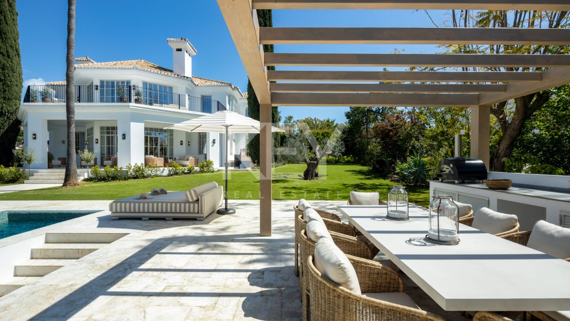 Vida refinada: villa moderna con elegancia atemporal en Nueva Andalucía