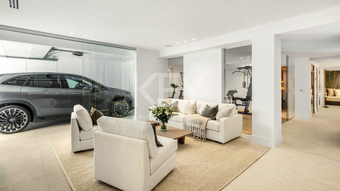 Vida refinada: villa moderna con elegancia atemporal en Nueva Andalucía