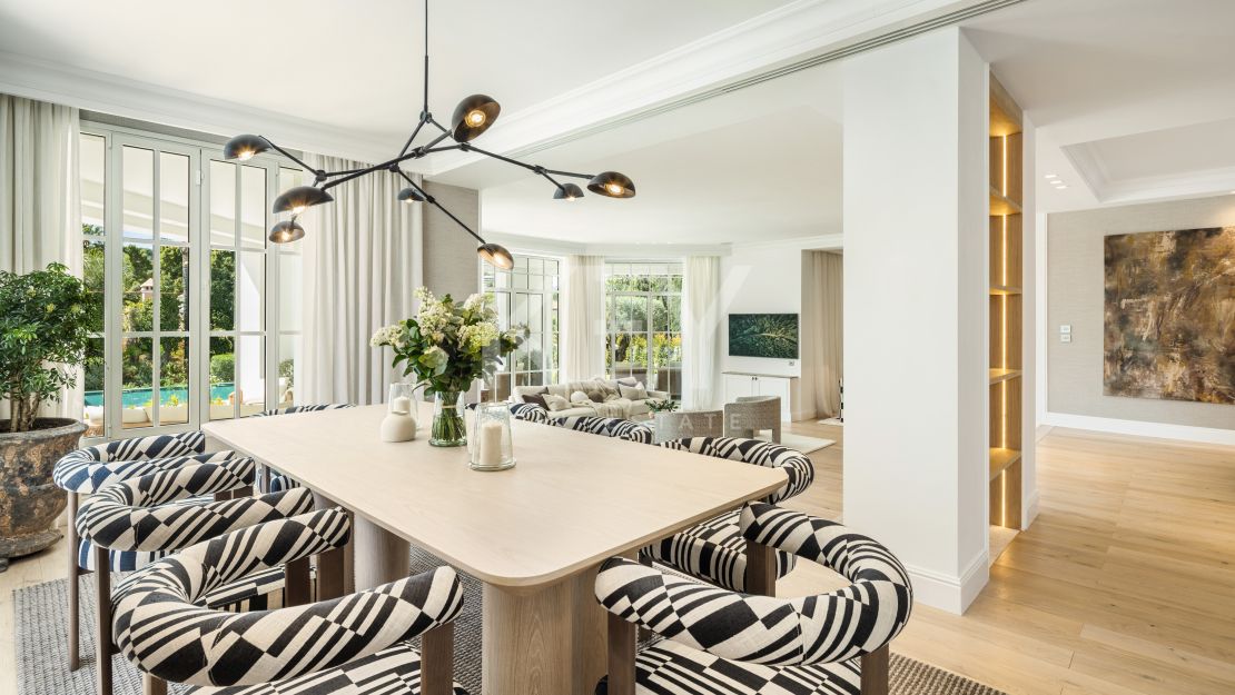 Vida refinada: villa moderna con elegancia atemporal en Nueva Andalucía