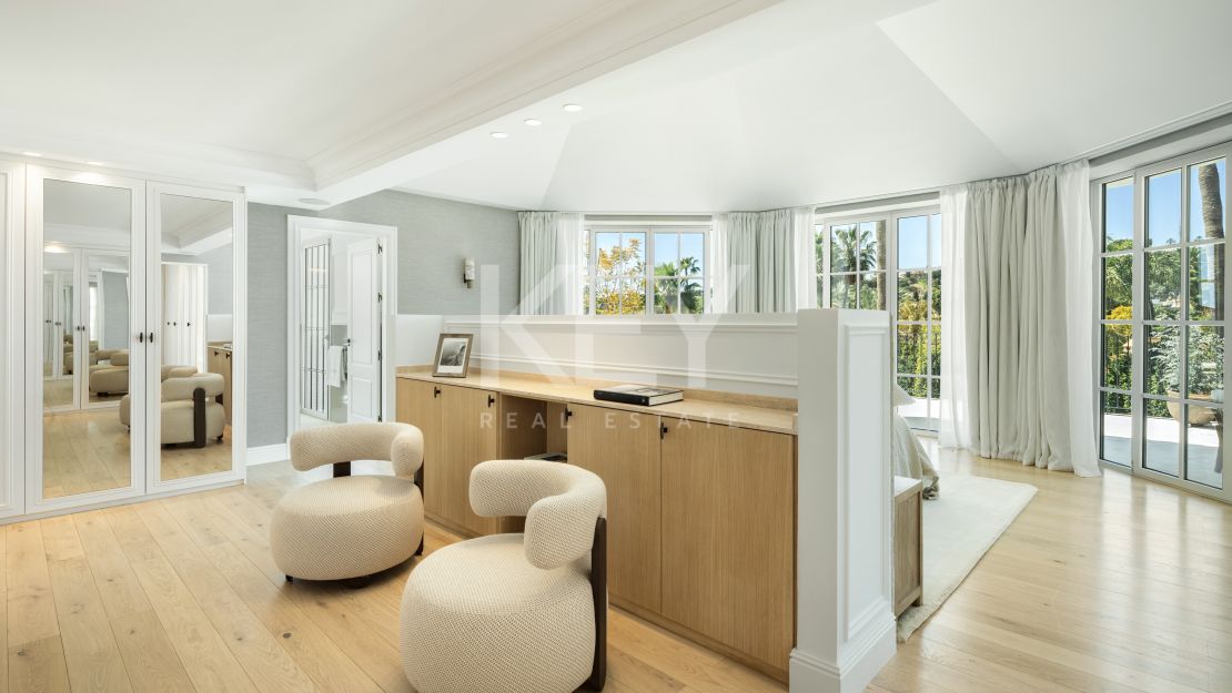 Vida refinada: villa moderna con elegancia atemporal en Nueva Andalucía