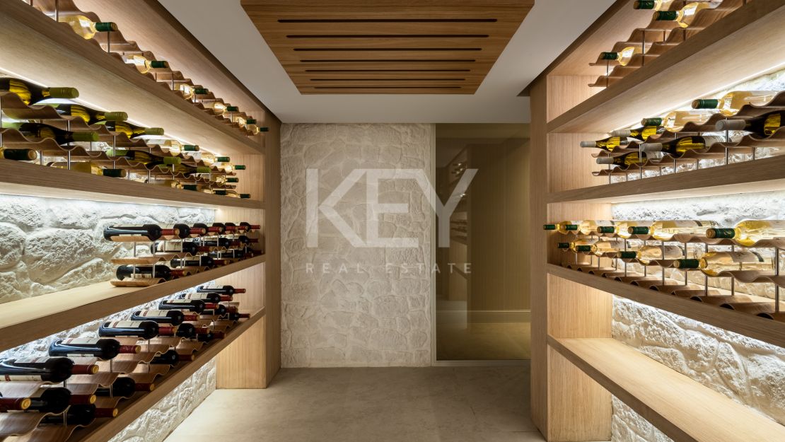 Vida refinada: villa moderna con elegancia atemporal en Nueva Andalucía