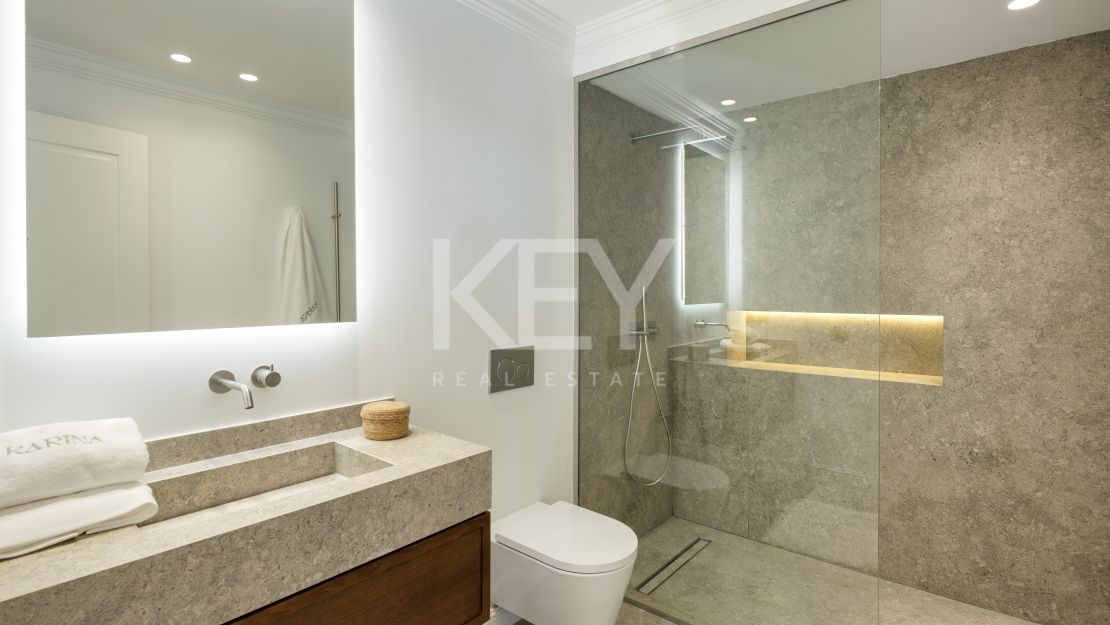 Vida refinada: villa moderna con elegancia atemporal en Nueva Andalucía