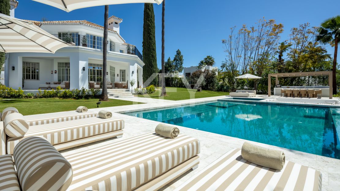 Vida refinada: villa moderna con elegancia atemporal en Nueva Andalucía