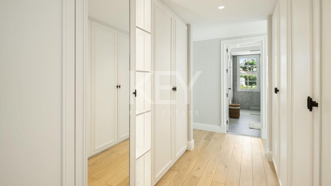 Vida refinada: villa moderna con elegancia atemporal en Nueva Andalucía