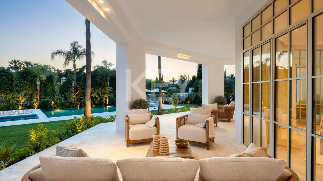 Vida refinada: villa moderna con elegancia atemporal en Nueva Andalucía