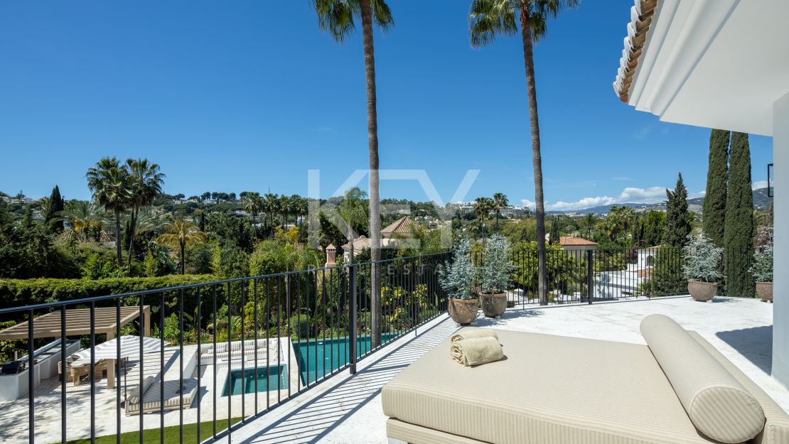 Vida refinada: villa moderna con elegancia atemporal en Nueva Andalucía