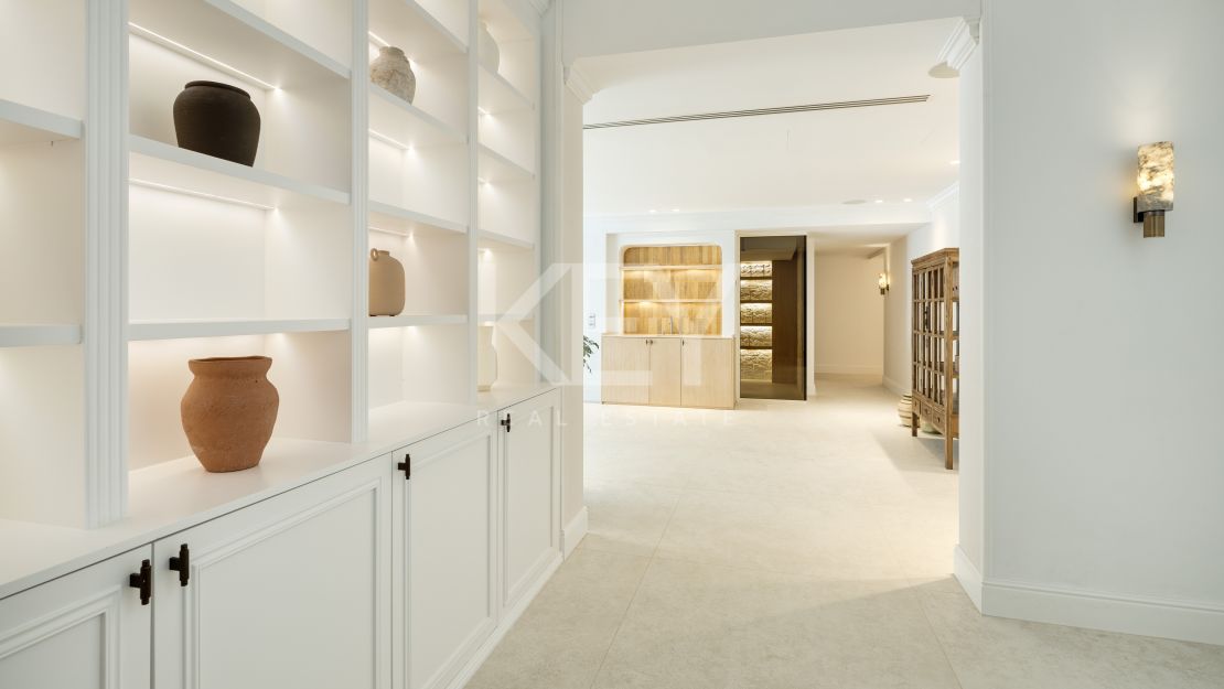 Vida refinada: villa moderna con elegancia atemporal en Nueva Andalucía