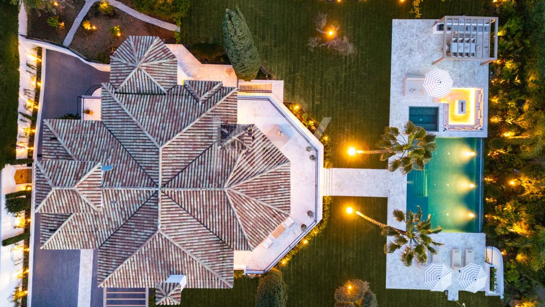 Vida refinada: villa moderna con elegancia atemporal en Nueva Andalucía