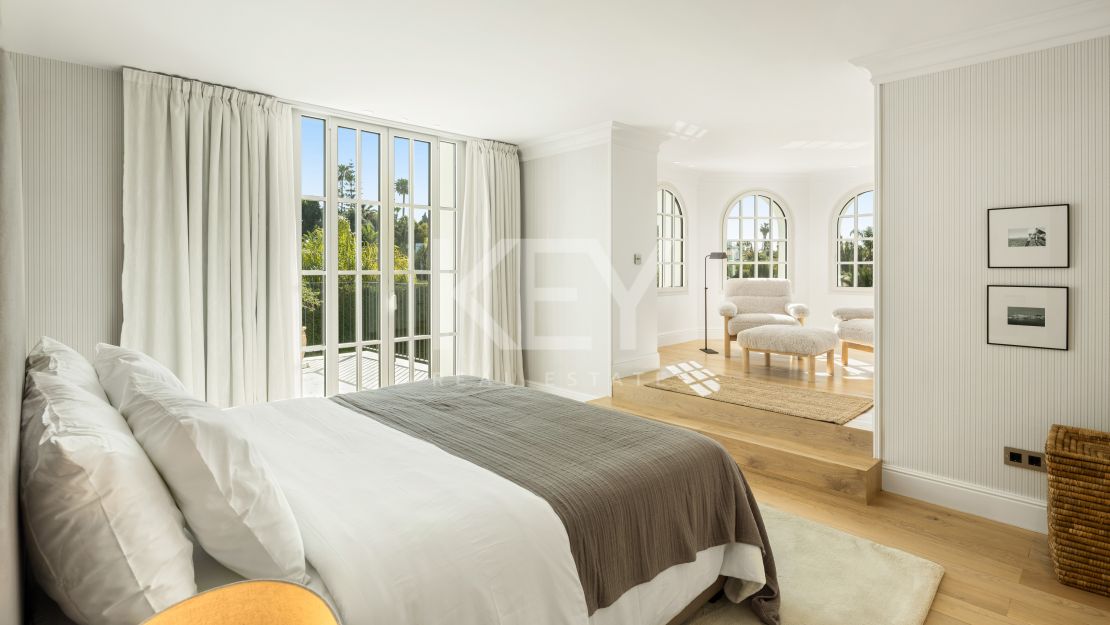 Vida refinada: villa moderna con elegancia atemporal en Nueva Andalucía