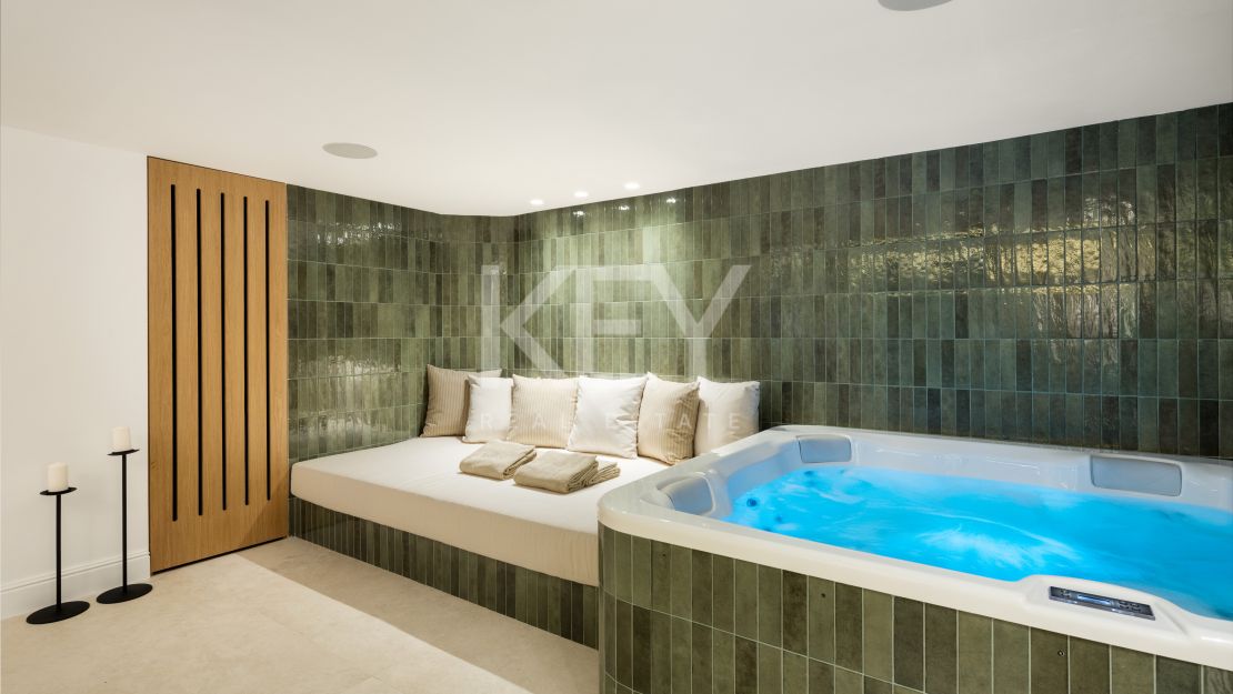 Vida refinada: villa moderna con elegancia atemporal en Nueva Andalucía