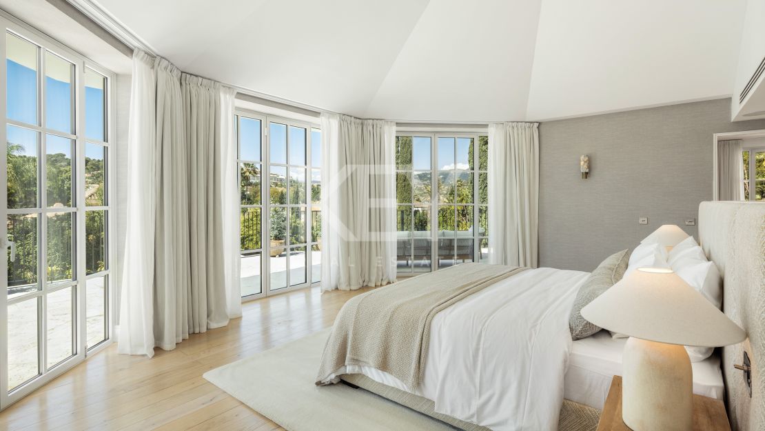 Vida refinada: villa moderna con elegancia atemporal en Nueva Andalucía