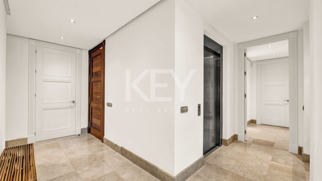 Исключительная квартира с потрясающим видом на бассейн и зелёные насаждения в Лос Монтерос, Марбелья Восточная