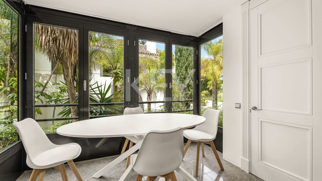 Исключительная квартира с потрясающим видом на бассейн и зелёные насаждения в Лос Монтерос, Марбелья Восточная