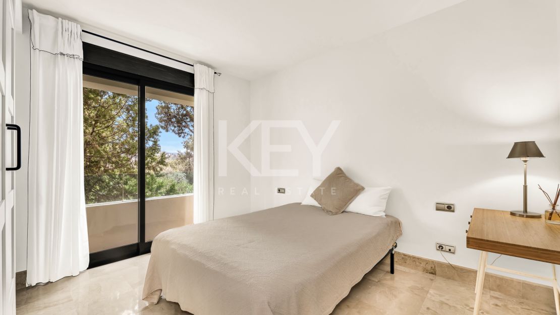 Исключительная квартира с потрясающим видом на бассейн и зелёные насаждения в Лос Монтерос, Марбелья Восточная