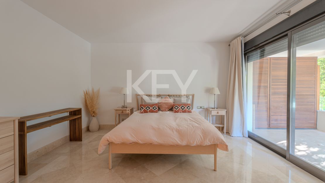 Исключительная квартира с потрясающим видом на бассейн и зелёные насаждения в Лос Монтерос, Марбелья Восточная