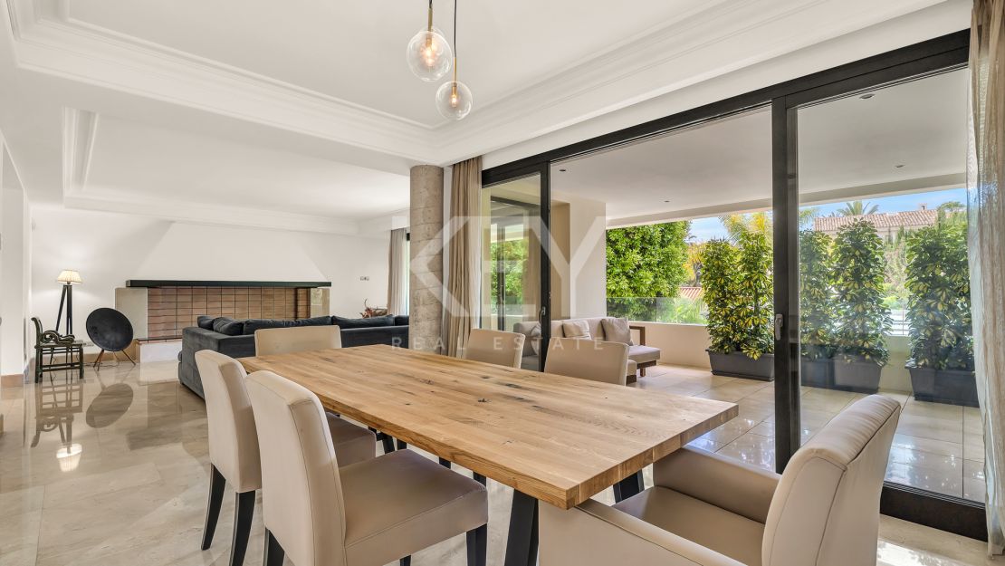 Исключительная квартира с потрясающим видом на бассейн и зелёные насаждения в Лос Монтерос, Марбелья Восточная