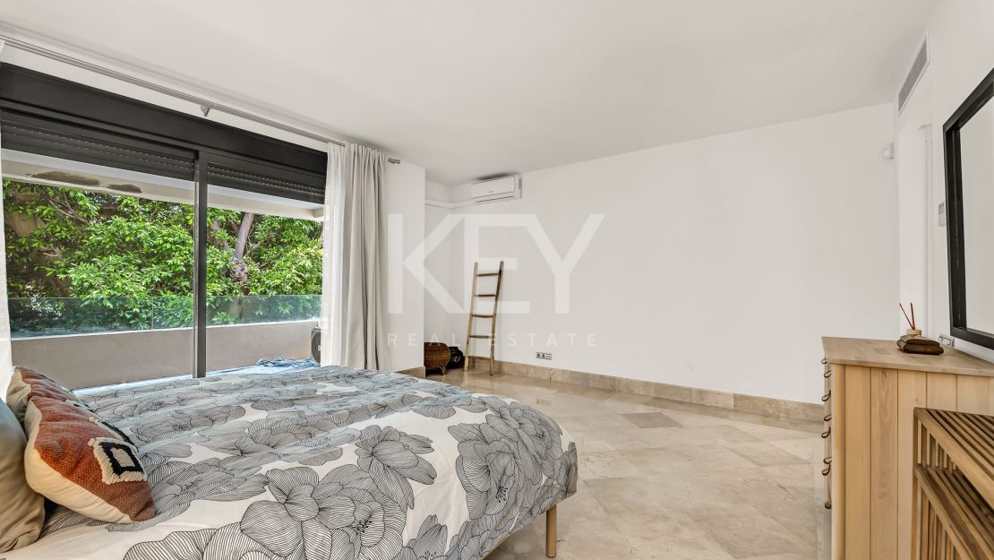 Исключительная квартира с потрясающим видом на бассейн и зелёные насаждения в Лос Монтерос, Марбелья Восточная