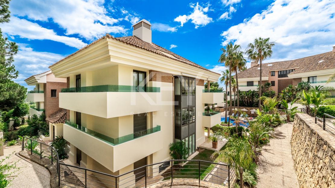 Исключительная квартира с потрясающим видом на бассейн и зелёные насаждения в Лос Монтерос, Марбелья Восточная