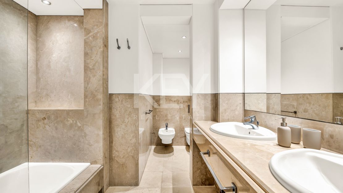 Исключительная квартира с потрясающим видом на бассейн и зелёные насаждения в Лос Монтерос, Марбелья Восточная