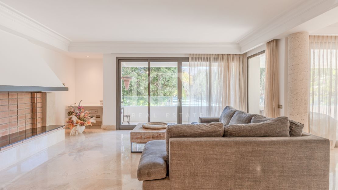 Исключительная квартира с потрясающим видом на бассейн и зелёные насаждения в Лос Монтерос, Марбелья Восточная