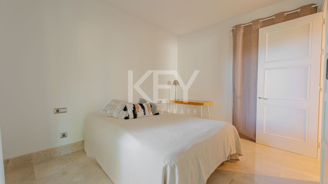 Исключительная квартира с потрясающим видом на бассейн и зелёные насаждения в Лос Монтерос, Марбелья Восточная