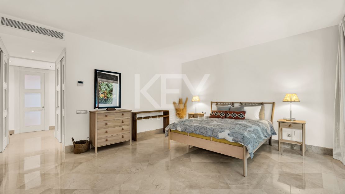 Исключительная квартира с потрясающим видом на бассейн и зелёные насаждения в Лос Монтерос, Марбелья Восточная