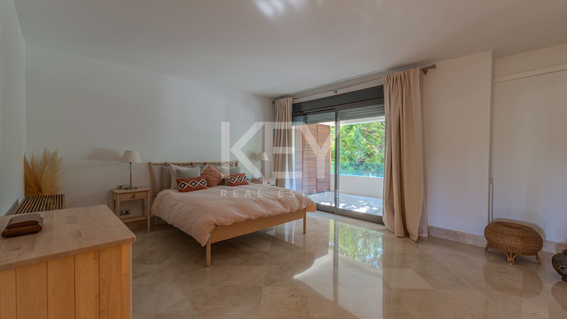 Исключительная квартира с потрясающим видом на бассейн и зелёные насаждения в Лос Монтерос, Марбелья Восточная