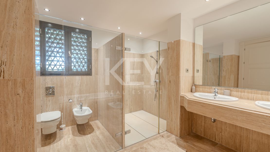 Исключительная квартира с потрясающим видом на бассейн и зелёные насаждения в Лос Монтерос, Марбелья Восточная