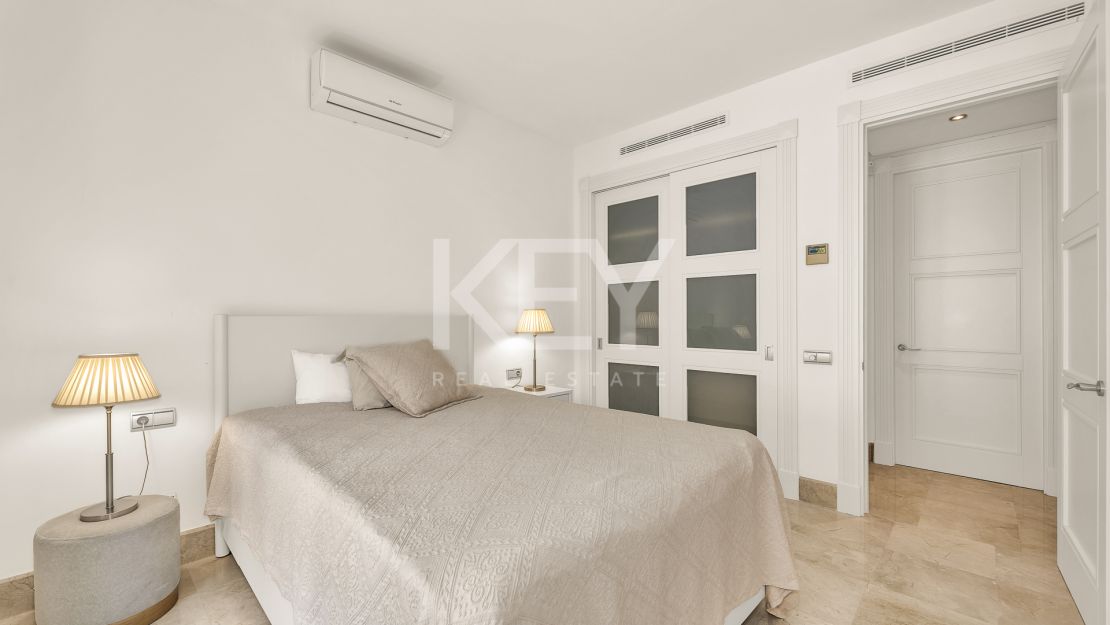 Исключительная квартира с потрясающим видом на бассейн и зелёные насаждения в Лос Монтерос, Марбелья Восточная