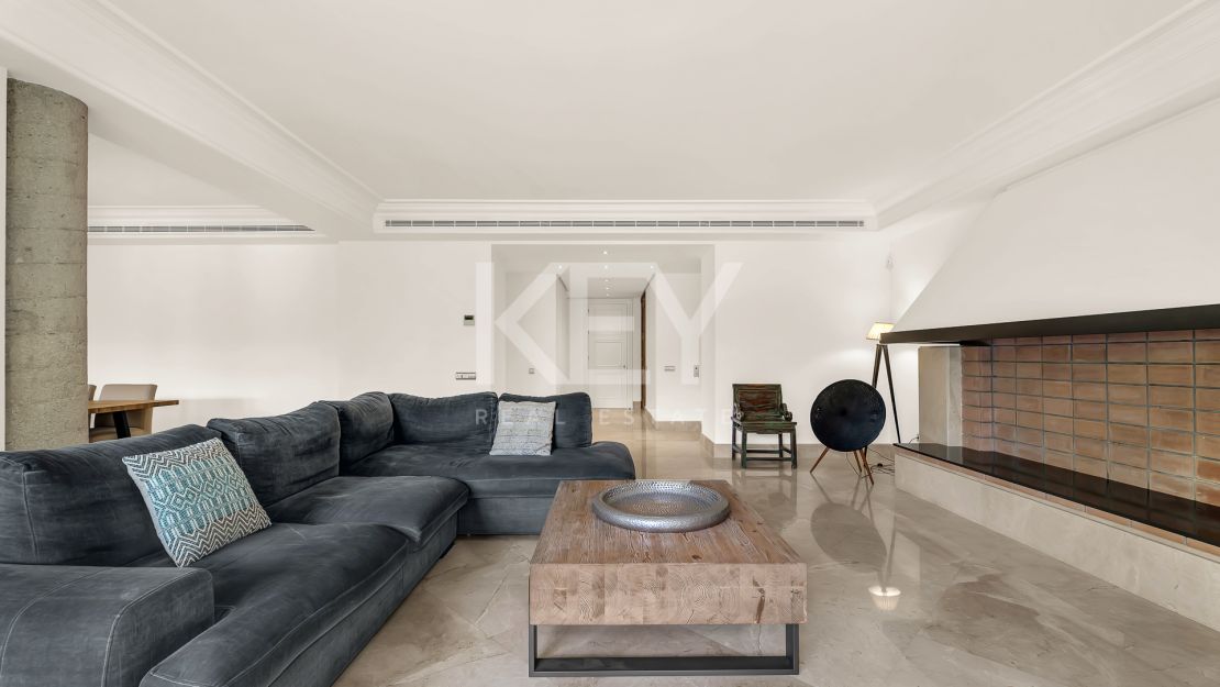 Исключительная квартира с потрясающим видом на бассейн и зелёные насаждения в Лос Монтерос, Марбелья Восточная