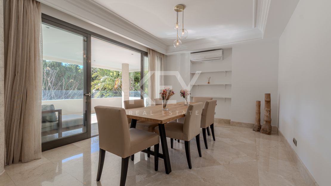 Исключительная квартира с потрясающим видом на бассейн и зелёные насаждения в Лос Монтерос, Марбелья Восточная