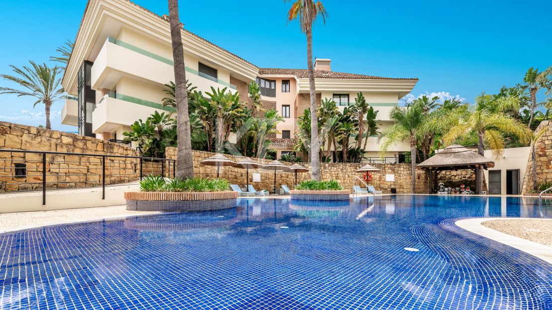 Исключительная квартира с потрясающим видом на бассейн и зелёные насаждения в Лос Монтерос, Марбелья Восточная
