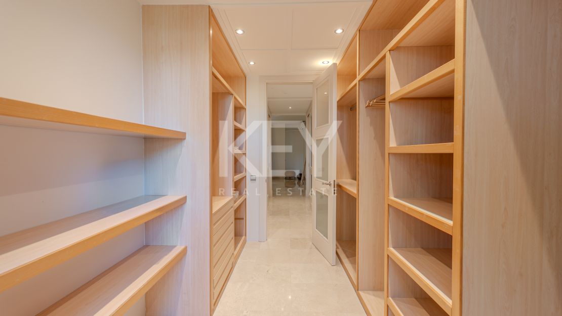 Исключительная квартира с потрясающим видом на бассейн и зелёные насаждения в Лос Монтерос, Марбелья Восточная