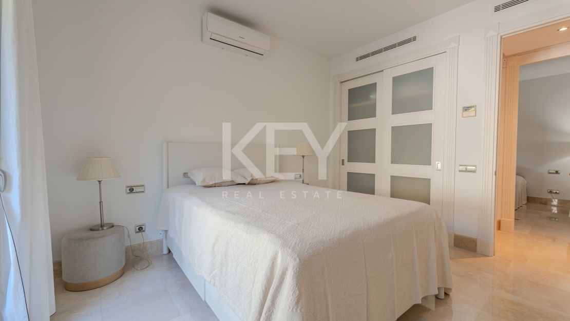 Исключительная квартира с потрясающим видом на бассейн и зелёные насаждения в Лос Монтерос, Марбелья Восточная